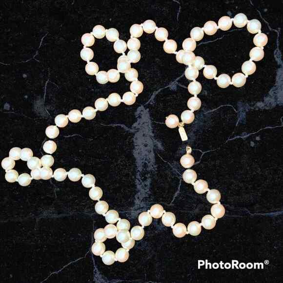 MARVELLA Gold-Tone Clasp Simulated Pearl Necklace 30 Inches Long Vintage! - Picture 2 of 8